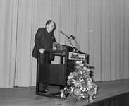 882052 Afbeelding van een toespraak gehouden tijdens het congres van de Koninklijke Vereniging van Archivarissen in ...